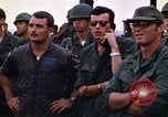 Immagine di 1° aria divisione di cavalleria sostituzioni guardando demonstratio in elicottero Il Vietnam, 1971, secondo 42 filmato di repertorio 65675032698