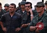 Immagine di 1° aria divisione di cavalleria sostituzioni guardando demonstratio in elicottero Il Vietnam, 1971, secondo 43 filmato di repertorio 65675032698
