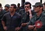 Immagine di 1° aria divisione di cavalleria sostituzioni guardando demonstratio in elicottero Il Vietnam, 1971, secondo 45 filmato di repertorio 65675032698