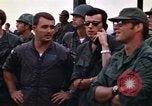 Immagine di 1° aria divisione di cavalleria sostituzioni guardando demonstratio in elicottero Il Vietnam, 1971, secondo 46 filmato di repertorio 65675032698