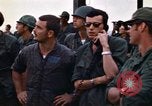 Immagine di 1° aria divisione di cavalleria sostituzioni guardando demonstratio in elicottero Il Vietnam, 1971, secondo 47 filmato di repertorio 65675032698