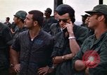 Immagine di 1° aria divisione di cavalleria sostituzioni guardando demonstratio in elicottero Il Vietnam, 1971, secondo 49 filmato di repertorio 65675032698