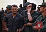 Immagine di 1° aria divisione di cavalleria sostituzioni guardando demonstratio in elicottero Il Vietnam, 1971, secondo 51 filmato di repertorio 65675032698