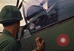 Immagine di 1° aria divisione di cavalleria Il Vietnam, 1971, secondo 28 filmato di repertorio 65675032699