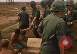 Immagine di 1° aria divisione di cavalleria Il Vietnam, 1971, secondo 8 filmato di repertorio 65675032700
