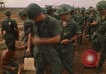 Immagine di 1° aria divisione di cavalleria Il Vietnam, 1971, secondo 10 filmato di repertorio 65675032700