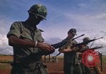 Immagine di 1° aria divisione di cavalleria Il Vietnam, 1971, secondo 10 filmato di repertorio 65675032701