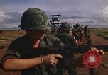 Immagine di 1° aria divisione di cavalleria Il Vietnam, 1971, secondo 43 filmato di repertorio 65675032701