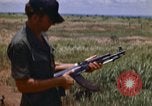 Immagine di 1° aria divisione di cavalleria Il Vietnam, 1971, secondo 15 filmato di repertorio 65675032702