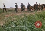 Immagine di 1° aria divisione di cavalleria Il Vietnam, 1971, secondo 28 filmato di repertorio 65675032703