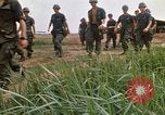 Immagine di 1° aria divisione di cavalleria Il Vietnam, 1971, secondo 32 filmato di repertorio 65675032703