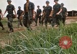 Immagine di 1° aria divisione di cavalleria Il Vietnam, 1971, secondo 33 filmato di repertorio 65675032703