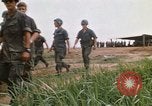 Immagine di 1° aria divisione di cavalleria Il Vietnam, 1971, secondo 36 filmato di repertorio 65675032703