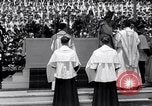 Standbild Katholiken Baltimore Maryland USA, 1934, aus Sekunde 45 historischem Filmmaterial Videoclip 65675032724