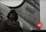 Standbild Mildred Gillars aka Axis Sally ankommen für Testversion Washington DC USA, 1948, aus Sekunde 3 historischem Filmmaterial Videoclip 65675032739