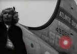 Standbild Mildred Gillars aka Axis Sally ankommen für Testversion Washington DC USA, 1948, aus Sekunde 4 historischem Filmmaterial Videoclip 65675032739
