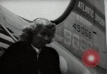 Standbild Mildred Gillars aka Axis Sally ankommen für Testversion Washington DC USA, 1948, aus Sekunde 5 historischem Filmmaterial Videoclip 65675032739