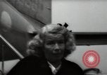 Standbild Mildred Gillars aka Axis Sally ankommen für Testversion Washington DC USA, 1948, aus Sekunde 6 historischem Filmmaterial Videoclip 65675032739