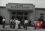 Standbild Mildred Gillars aka Axis Sally ankommen für Testversion Washington DC USA, 1948, aus Sekunde 19 historischem Filmmaterial Videoclip 65675032739