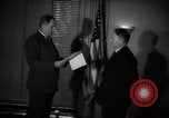 Standbild Mildred Gillars aka Axis Sally ankommen für Testversion Washington DC USA, 1948, aus Sekunde 50 historischem Filmmaterial Videoclip 65675032739