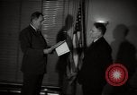 Standbild Mildred Gillars aka Axis Sally ankommen für Testversion Washington DC USA, 1948, aus Sekunde 52 historischem Filmmaterial Videoclip 65675032739