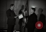 Standbild Mildred Gillars aka Axis Sally ankommen für Testversion Washington DC USA, 1948, aus Sekunde 53 historischem Filmmaterial Videoclip 65675032739
