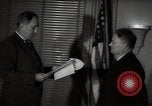 Standbild Mildred Gillars aka Axis Sally ankommen für Testversion Washington DC USA, 1948, aus Sekunde 54 historischem Filmmaterial Videoclip 65675032739