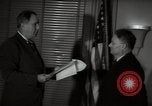 Standbild Mildred Gillars aka Axis Sally ankommen für Testversion Washington DC USA, 1948, aus Sekunde 55 historischem Filmmaterial Videoclip 65675032739