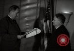 Standbild Mildred Gillars aka Axis Sally ankommen für Testversion Washington DC USA, 1948, aus Sekunde 56 historischem Filmmaterial Videoclip 65675032739