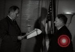 Standbild Mildred Gillars aka Axis Sally ankommen für Testversion Washington DC USA, 1948, aus Sekunde 57 historischem Filmmaterial Videoclip 65675032739