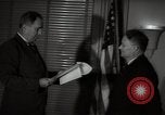 Standbild Mildred Gillars aka Axis Sally ankommen für Testversion Washington DC USA, 1948, aus Sekunde 58 historischem Filmmaterial Videoclip 65675032739