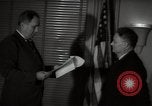 Standbild Mildred Gillars aka Axis Sally ankommen für Testversion Washington DC USA, 1948, aus Sekunde 59 historischem Filmmaterial Videoclip 65675032739