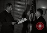 Standbild Mildred Gillars aka Axis Sally ankommen für Testversion Washington DC USA, 1948, aus Sekunde 60 historischem Filmmaterial Videoclip 65675032739