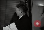 Standbild Mildred Gillars aka Axis Sally ankommen für Testversion Washington DC USA, 1948, aus Sekunde 61 historischem Filmmaterial Videoclip 65675032739