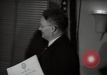 Standbild Mildred Gillars aka Axis Sally ankommen für Testversion Washington DC USA, 1948, aus Sekunde 62 historischem Filmmaterial Videoclip 65675032739