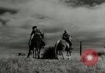 Standbild Arbeitsaktivitäten auf einer Farm und Ranch in Texas United States USA, 1943, aus Sekunde 35 historischem Filmmaterial Videoclip 65675032776