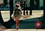 Immagine di Anni Cinquanta mode United States USA, 1958, secondo 8 filmato di repertorio 65675032778
