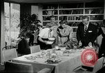 Standbild American Family Thanksgiving Abendessen vorbereiten United States USA, 1954, aus Sekunde 45 historischem Filmmaterial Videoclip 65675032785