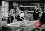 Standbild American Family Thanksgiving Abendessen vorbereiten United States USA, 1954, aus Sekunde 47 historischem Filmmaterial Videoclip 65675032785