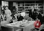 Standbild American Family Thanksgiving Abendessen vorbereiten United States USA, 1954, aus Sekunde 48 historischem Filmmaterial Videoclip 65675032785