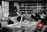 Standbild American Family Thanksgiving Abendessen vorbereiten United States USA, 1954, aus Sekunde 49 historischem Filmmaterial Videoclip 65675032785