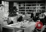 Standbild American Family Thanksgiving Abendessen vorbereiten United States USA, 1954, aus Sekunde 50 historischem Filmmaterial Videoclip 65675032785