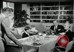 Standbild American Family Thanksgiving Abendessen vorbereiten United States USA, 1954, aus Sekunde 51 historischem Filmmaterial Videoclip 65675032785