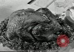 Standbild American Family Thanksgiving Abendessen vorbereiten United States USA, 1954, aus Sekunde 52 historischem Filmmaterial Videoclip 65675032785