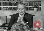 Standbild American Family Thanksgiving Abendessen vorbereiten United States USA, 1954, aus Sekunde 55 historischem Filmmaterial Videoclip 65675032785
