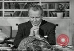 Standbild American Family Thanksgiving Abendessen vorbereiten United States USA, 1954, aus Sekunde 56 historischem Filmmaterial Videoclip 65675032785