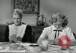 Standbild American Family Thanksgiving Abendessen vorbereiten United States USA, 1954, aus Sekunde 58 historischem Filmmaterial Videoclip 65675032785