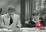 Standbild American Family Thanksgiving Abendessen vorbereiten United States USA, 1954, aus Sekunde 59 historischem Filmmaterial Videoclip 65675032785