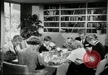 Standbild American Family Thanksgiving Abendessen vorbereiten United States USA, 1954, aus Sekunde 61 historischem Filmmaterial Videoclip 65675032785