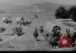 Standbild Wagon Trains der Pioniere nach Westen bewegen United States USA, 1954, aus Sekunde 7 historischem Filmmaterial Videoclip 65675032789